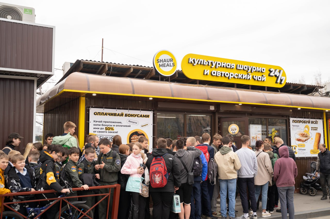 Очередь на открытии Shaurmeals